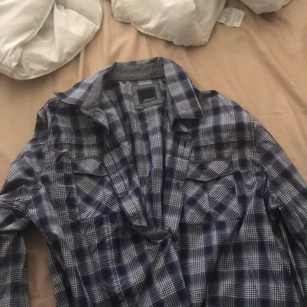 Casual L/S dress shirt button down.